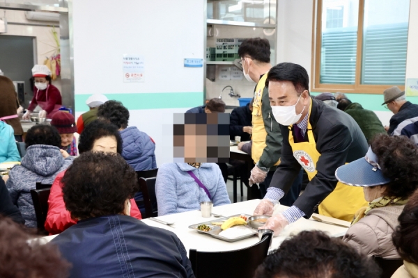 박동식 사천시장이 지난 18일 삼천포노인복지관 경로식당을 찾아 급식 봉사활동을 하는 모습.