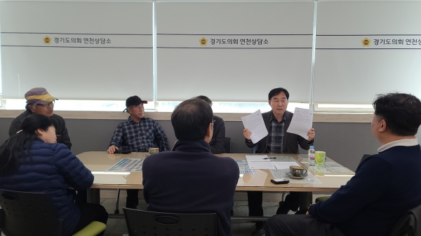 윤종영 경기도의원이 지난 18일 연천상담소에서 군납 협의회 대표 및 연천 접경지역 농산물 생산자들과 정담회를 하고 있다.