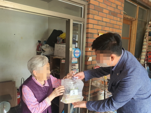 경기도의 한 노인복지관에서 어르신에게 도시락을 배달하고 있는 모습.