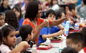 셸 오바마표 ‘건강 급식’에 뿔난 미국 학교