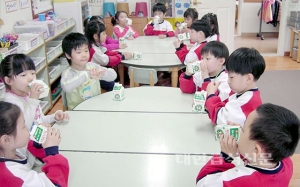 우유급식 하지 않는 학교 학생 칼슘 섭취 낮다