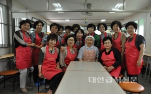 [포토뉴스]대전농협과 고향주부모임 무료급식 봉사활동