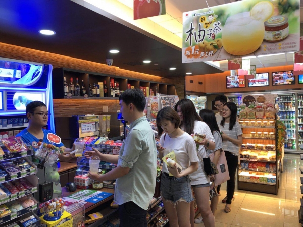중국 편의점 C-Store에서 유자차 음료를 구매하고 있는 중국인 소비자