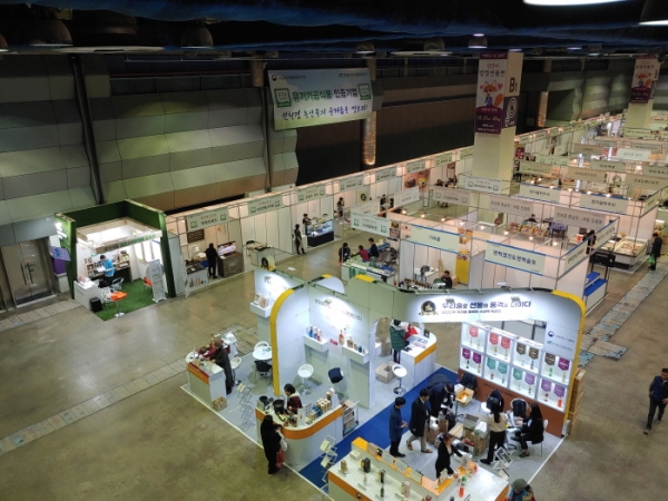 국립농산물품질관리원과 한국농수산식품유통공사의 주관 하에 참여한 유기인증 전문 부스들의 모습.