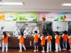 안동시 소재 유치원생들이 급식을 하고 있는 모습