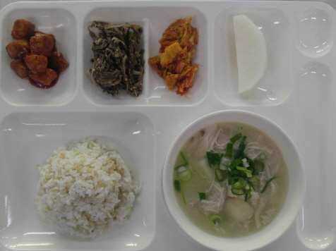 식단 - 발아현미밥, 닭곰탕, 두부고추장강정, 달맞이순나물, 배추김치, 배