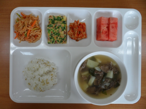 귀리밥, 쇠고기감잣국, 콩나물쫄면무침, 오리쏙쏙달걀구이, 배추김치, 수박