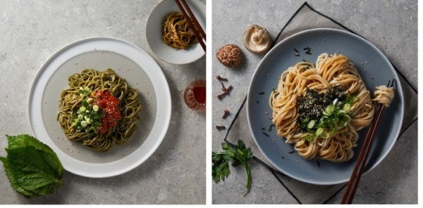현대그린푸드에서 출시한 '들기름 표고버섯'(왼쪽)과 그리팅 건강식 밀키트.