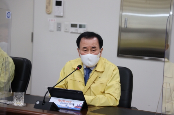 김지철 충남교육감이 19일 주간업무회의에서 일본의 원전 오염수 방류를 규탄하면서, 이에 대한 다양한 계기교육 실시를 강조하고 있다.