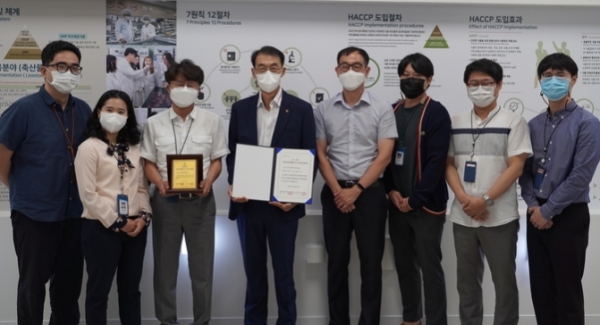 한국식품안전관리인증원 조기원 원장(왼쪽에서 네 번째)과 인사부서 직원들이 공공부문 인적자원개발 우수기관(Best-HRD) 인증서 및 인증패를 들고 기념 촬영을 하고 있다.
