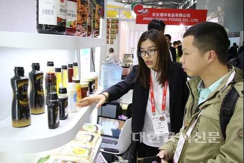 CJ프레시웨이 담당자가 소스 상품에 대해 중국 측 바이어와 상담하는 모습.