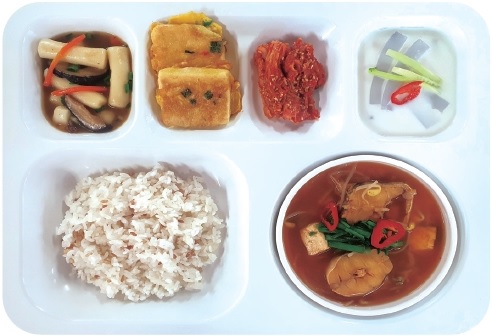 추천식단: 가바쌀밥, 대구매운탕, 궁중떡볶이, 두부부침, 배추김치, 우무콩국