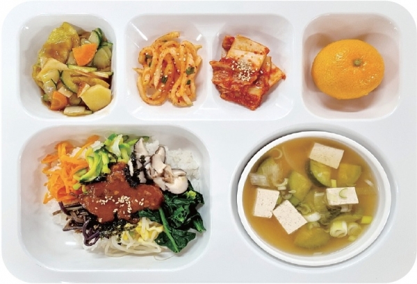 추천식단: 비빔밥&모듬나물, 두부된장국, 탕수만두, 배추김치, 귤