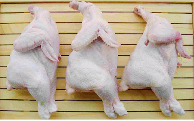 닭고기의 품질은 타 축산물에 비해 육안으로 식별하기 어렵다. 1+등급, 1등급, 2등급(좌측부터)