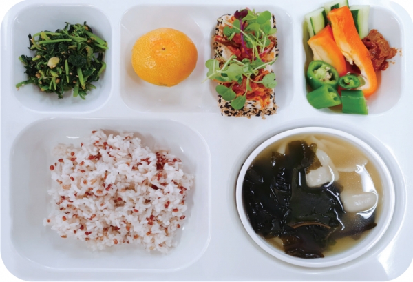 추천식단: 적색 현미밥, 수제비미역국, 두부김치카나페, 채소스틱, 참나물무침, 귤