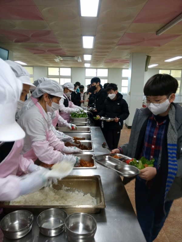 경북도의 한 초등학교 점심시간에 학생들이 급식을 받기 위해 줄 서있다.