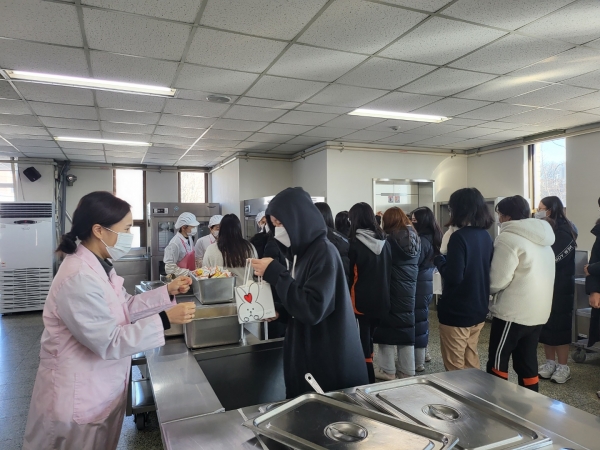 지난 2일 경기도 고양시 백송고등학교 학생회 임원은 급식종사자와 영양사에게 감사의 메시지를 전달했다.