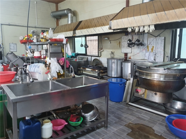 지난해 11월 대전시특별사법경찰관에 의해 적발된 음식점. 당시 이 업소는 위생취급기준 위반은 물론 유통기한 경과 식품도 적발됐다.