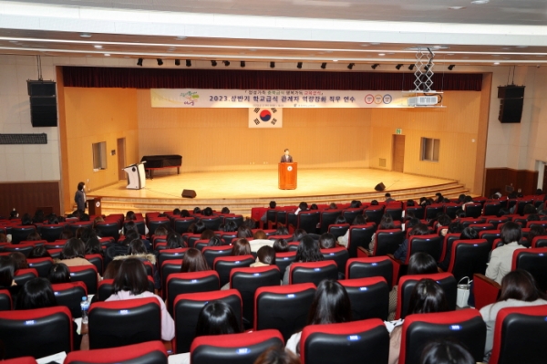 충북교육청이 진행한 2023 상반기 학교급식 관계자 연수 모습.