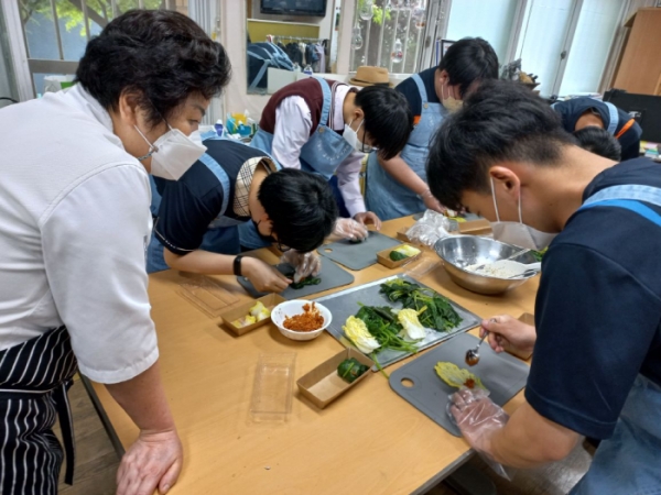 치유요리 전문가의 안내에 따라 교육생들이 음식을 만들고 있다.