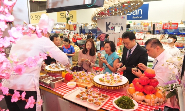 베트남 대형유통업체 ‘MM 메가마켓’ 호지민 본점에서 진행된 ‘한국의 맛’ 행사 현장 시식 모습. 