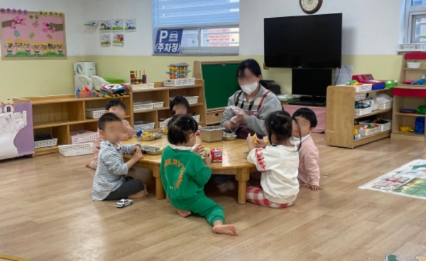 김해시는 관내 어린이집 400여 개소를 대상으로 ‘지역산(産) 과일’ 지원을 시작한다고 밝혔다.