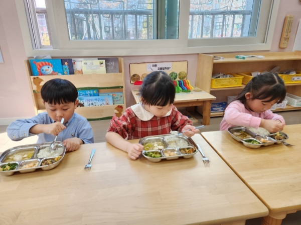 인천 서구의 한 유치원 급식 모습.
