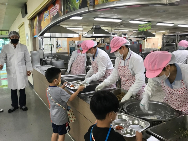 경북 경산시의 한 유치원에서 급식을 하는 모습. 이 자리에는 경산교육지원청 김영윤 교육장을 비롯한 간부공무원들이 함께했다.