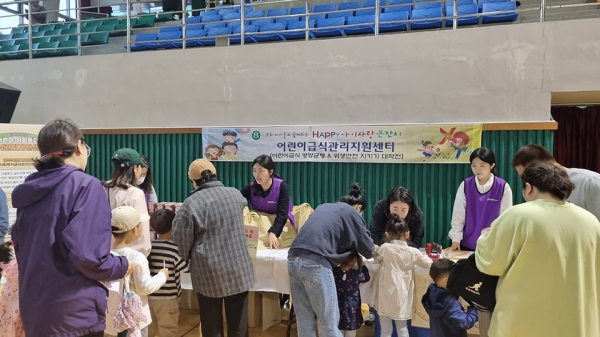 제주 어린이급식관리지원센터가 어린이날 행사에 참여한 가족들에게 체험 키트를 나눠주고 있다.