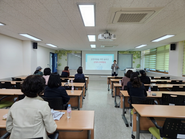 지난 4월 서울 강남서초교육지원청에서 진행한 조리(실무)사 대상 ‘갈등관리 커뮤니케이션’ 교육 모습.