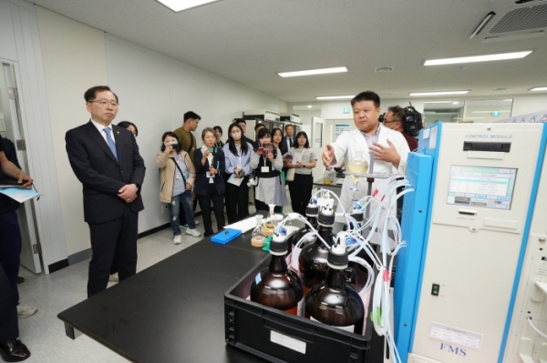 우리 정부는 일본 후쿠시마 원전 오염수 방류에 대비해 수산물 및 해역에 대한 방사능검사를 강화겠다고 밝혔다. 사진은 조승환 해양수산부 장관이 방사능 검사 모습을 참관하고 있는 모습.