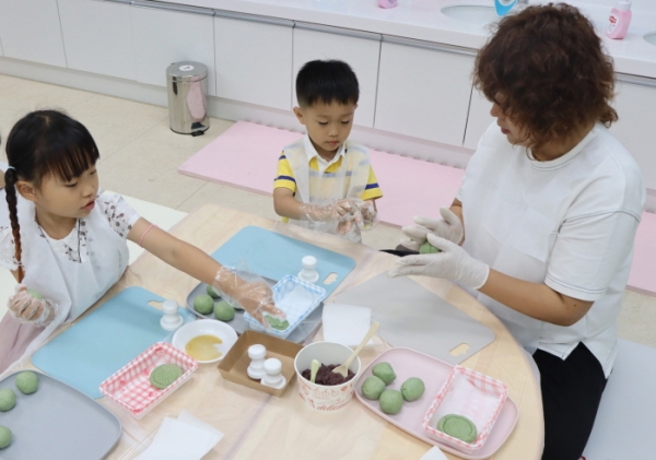 강진군어린이급식관리지원센터가 진행한 '가족과 함께하는 전통배움터' 프로그램 모습.