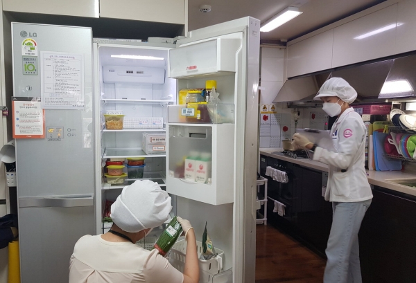 식품의약품안전처가 오는 9월부터 ‘스마트 어린이급식관리시스템’ 개발에 착수한다. 사진은 한 어린이급식소에서 냉장·냉동보관 식자재를 확인하고 있는 모습.