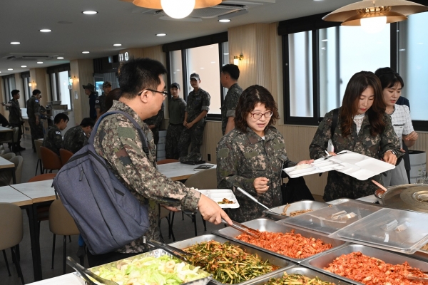지난 7월 국방부 제10기 장병급식 피복 모니터링단이 공군 제7전대를 방문해 급식을 직접 먹어보고 있는 모습.