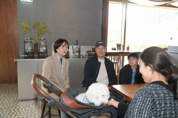 김유미 식약처 차장이 지난 31일 '반려동물 동반 출입 음식점' 시범사업 현황을 점검하기 위해 직접 현장방문에 나섰다.