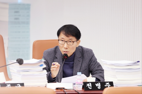 전병주 의원이 지난 4일 서울시의회 예산결산특별위원회에서 질의를 하고 있는 모습.