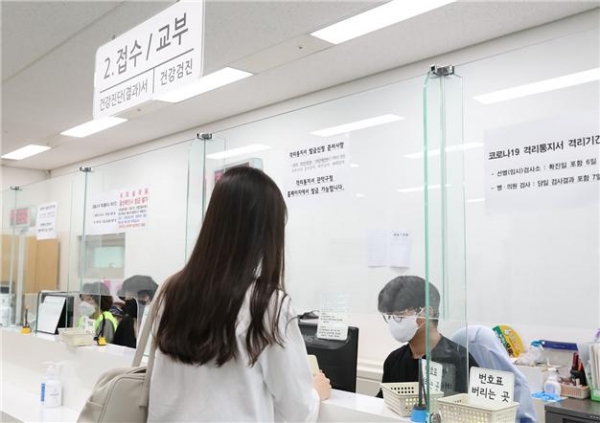 지방자치단체 보건소에서 건강진단을 신청하고 있는 모습.(사진제공:서울 관악구보건소)