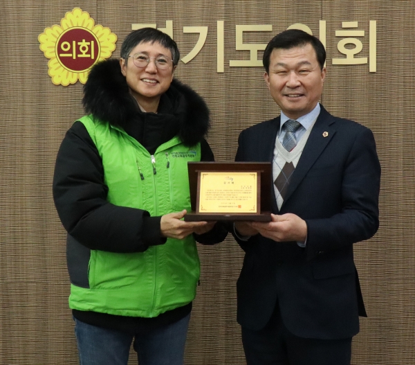 한원찬 경기도의원(오른쪽)이 전국교육공무직본부 경기지부로부터 감사패를 받고 기념 촬영을 하고 있다.