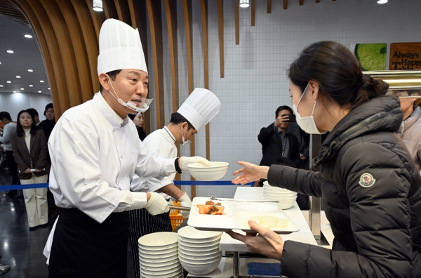 오세훈 시장이 시청 구내식당에서 떡국을 배식하는 모습.
