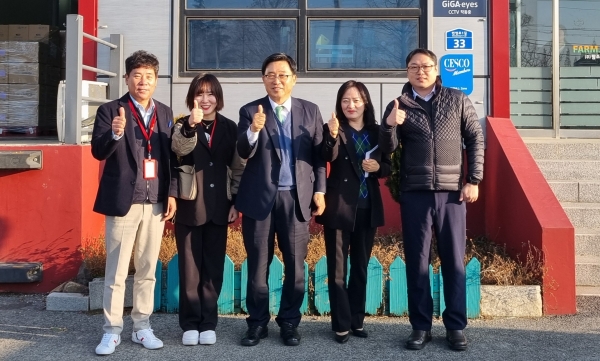 ㈜팜조아 농업회사법인을 방문한 김춘진 aT 사장(좌측 3번째)과 황은경 ㈜팜조아 농업회사법인 대표(좌측 2번째) 모습.