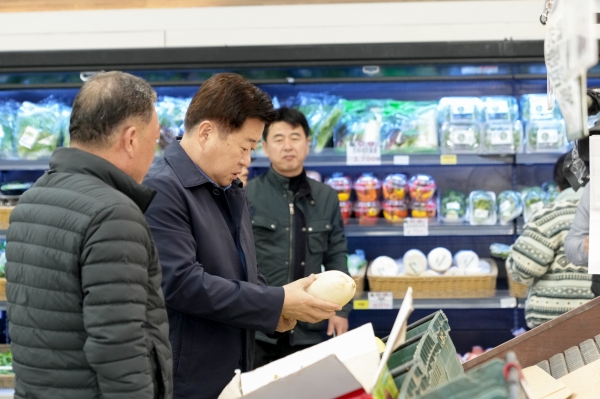 오영훈 지사는 지난 21일 성산하나로마트를 찾아 월동무를 비롯한 제주산 농산물의 소비자가격도 함께 점검했다.