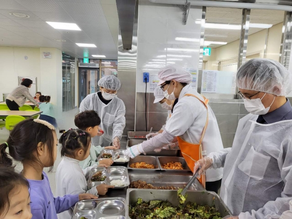 정성숙 광주동부교육지원청 교육장이 점심배식에 참여하고 있는 모습.
