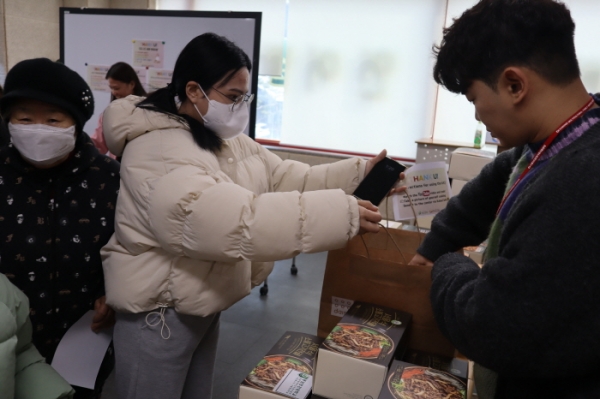 동남보건대학교 식품영양학과가 준비한 '요리조리 UP' 프로그램에서 밀키트를 받아가고 있는 모습.